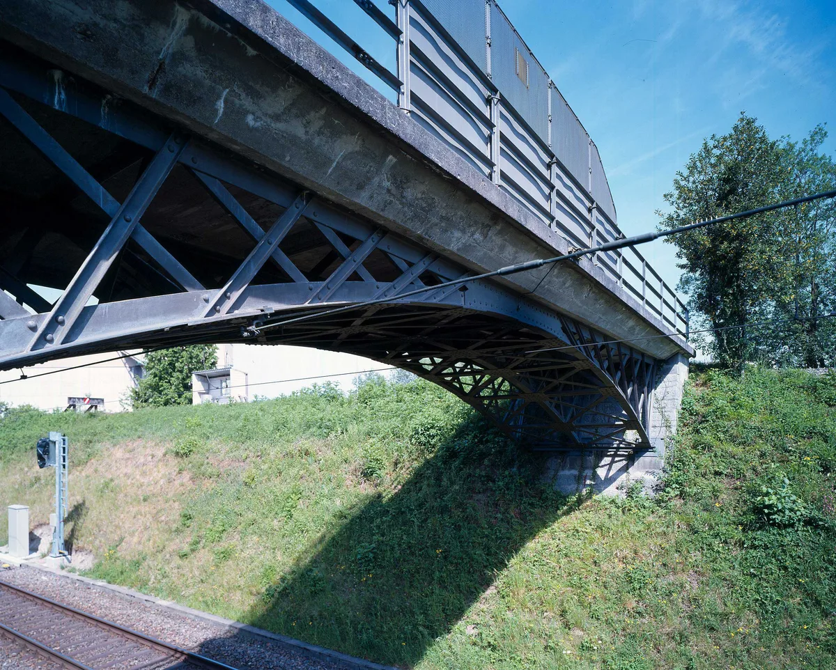 In einem Stück werden die SBB die Brücke zurückbauen. Man sieht die Stahlwerkbrücke Moos in Hinwil.